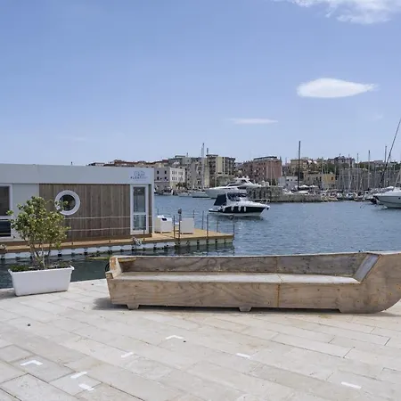 Houseboat Marina Resorts Botel